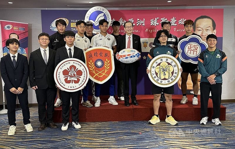 2025元坤盃七人制國際橄欖球邀請賽，一般組的台灣大學瞄準4連霸；30日出席記者會的副隊長、就讀獸醫系陳力榕（前排右2）自認應該可以完成連霸。中央社記者黎建忠傳真　114年11月30日   