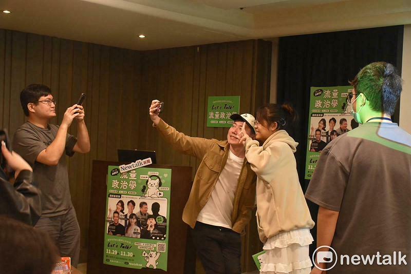 Cheap與學員玩自拍。&nbsp;&nbsp;&nbsp;圖：孫家銘攝