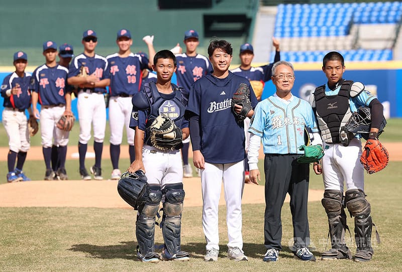 中職中信兄弟投手伍立辰（前左2）30日替黑豹旗冠軍戰開球、笑稱「圓了兩個夢」，伍立辰季後赴日加入歐力士猛牛隊秋訓收穫多。中央社記者張新偉攝　114年11月30日   