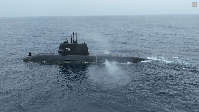 「海鯤軍艦」28日浮航測試，執行主機測試。   圖：翻攝台船官網（csbcnet.com.tw）