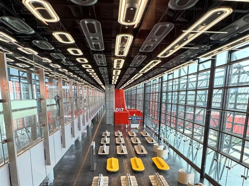 興建多年的桃機第三航廈北登機廊廳將於明(1)天試營運。   圖：翻攝自交通部次長林國顯臉書