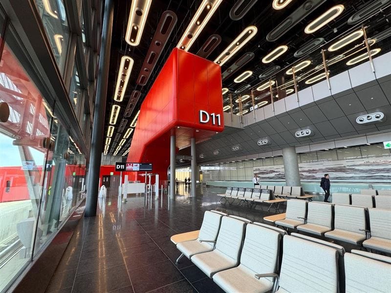 登機廊廳新增北側8個大型登機門，可以增加桃機一年580萬人次的服務能量。   圖：翻攝自交通部次長林國顯臉書