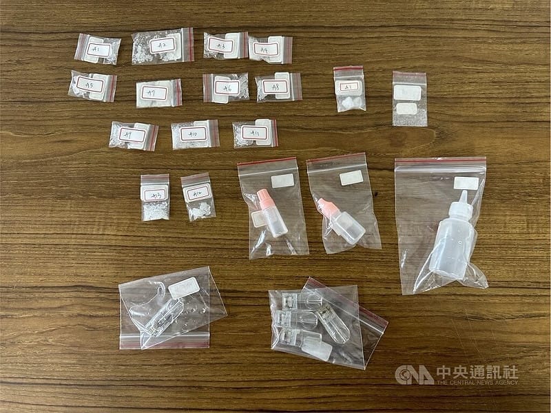 北市警方30日凌晨巡邏查獲1車3人攜毒，分別在身上及車座椅下方查獲毒品和吸食器（圖），32歲吳姓男駕駛毒品唾液快篩也呈現陽性反應，依法送辦。（翻攝照片）中央社記者黃麗芸傳真 114年11月30日   