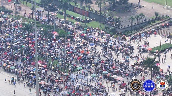 菲律賓警方出動 1.7 萬名警力，應對抗議過程中可能發生的意外事件。   圖：翻攝自 @tmt_allenlimos X 帳號