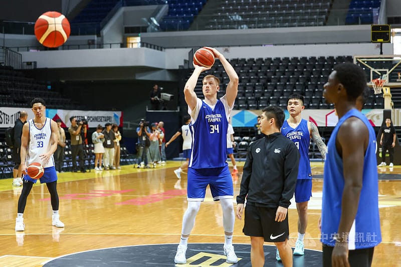 2027世界盃男籃亞洲區資格賽，台灣男籃1日將在主場對戰日本隊，30日台灣隊在新莊體育館練球，主力中鋒高柏鎧（中）練習罰球備戰。中央社記者王騰毅攝 114年11月30日   