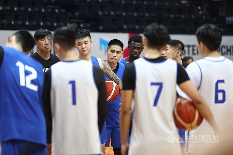 2027世界盃男籃亞洲區資格賽，台灣男籃1日將在主場對戰日本隊，30日台灣隊在新莊體育館練球，隊長陳盈駿（中）、後衛盧峻翔（中左）、阿巴西（中右）等人練完球後聚在場中聆聽教練指導。中央社記者王騰毅攝 114年11月30日   