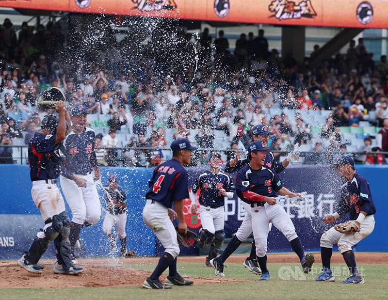 黑豹旗青棒賽30日在新莊棒球場進行冠軍戰，平鎮高中終場以4比1擊敗羅東高工，拿下冠軍。中央社記者張新偉攝　114年11月30日   