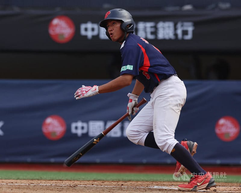 黑豹旗青棒賽30日在新莊棒球場進行冠軍戰，3局下平鎮高中邱聖安擊出一壘安打，帶有1分打點，幫助球隊先馳得點。中央社記者張新偉攝 114年11月30日   