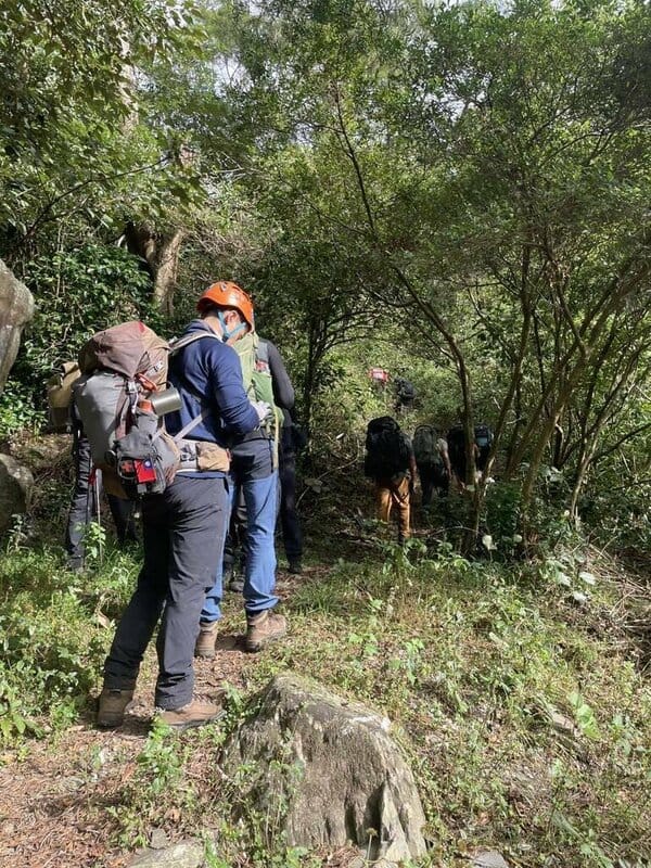 5名民眾徒步前往屏東縣霧台鄉舊好茶部落訪友，途中疑誤食具有毒性的大花曼陀羅，身體不適求助，30日在警消協助下平安下山。（屏東縣消防局提供）中央社記者李卉婷傳真　114年11月30日   