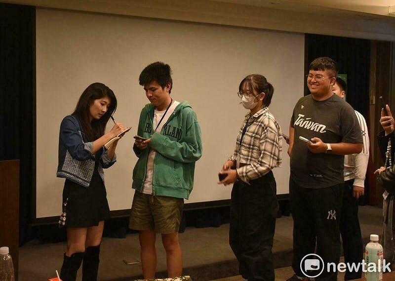 學員排隊請李明璇(左一)簽名。   圖：孫家銘攝