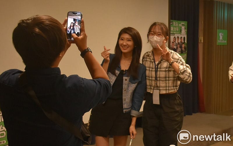 學員與李明璇(中)合影。   圖：孫家銘攝