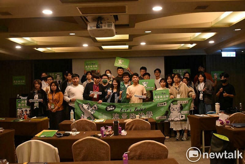 學員與李明璇大合影，也宣告Newtalk新聞第二屆流量政治學營隊活動落幕。   圖：孫家銘攝