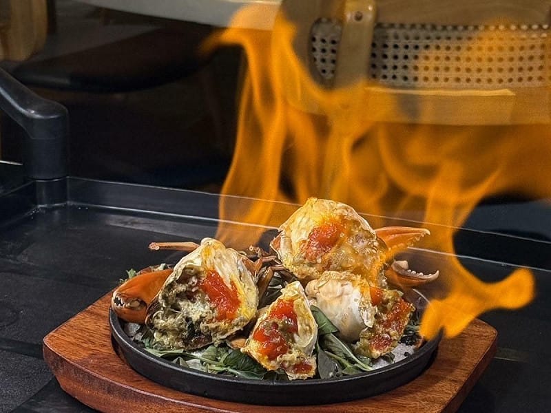 新菜色鹽燒紅蟳火熱上桌。   圖：孫家銘翻攝