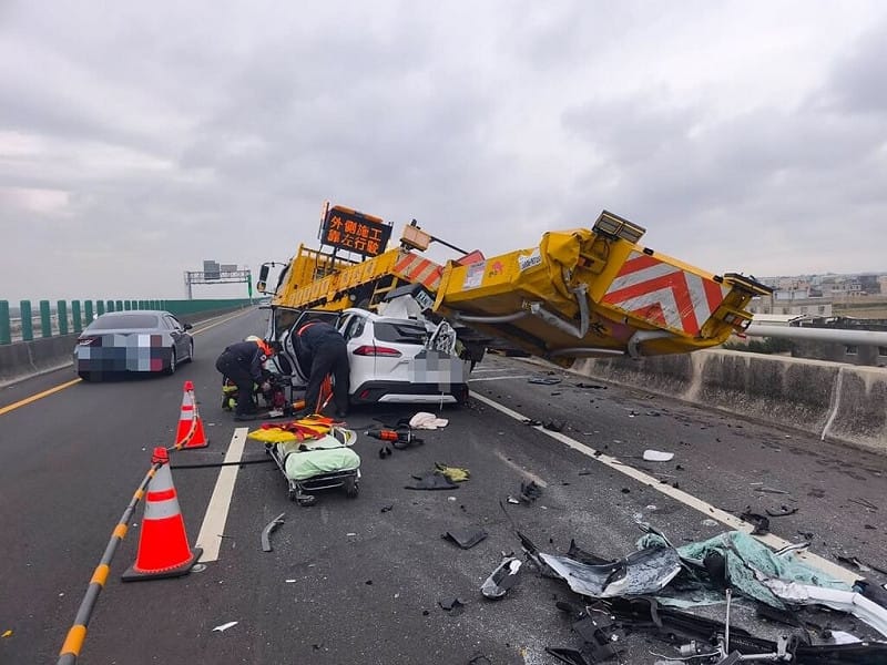 22歲張姓男子30日下午駕駛白色休旅車，行經台61線西濱快速道路雲林麥寮路段衝撞工程防撞車，人車卡在防撞車後車輪下；警方指出，張男經醫護人員搶救後恢復心跳，仍在加護病防治療中。（民眾提供）中央社記者蔡智明傳真　114年11月30日   