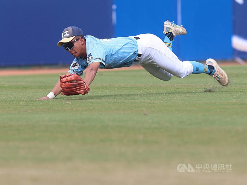 2025第13屆黑豹旗全國高中棒球大賽30日在新莊棒球場劃下句點，羅東高工溫以恩（圖）拿下明星球員最佳外野手獎。中央社記者張新偉攝　114年11月30日   