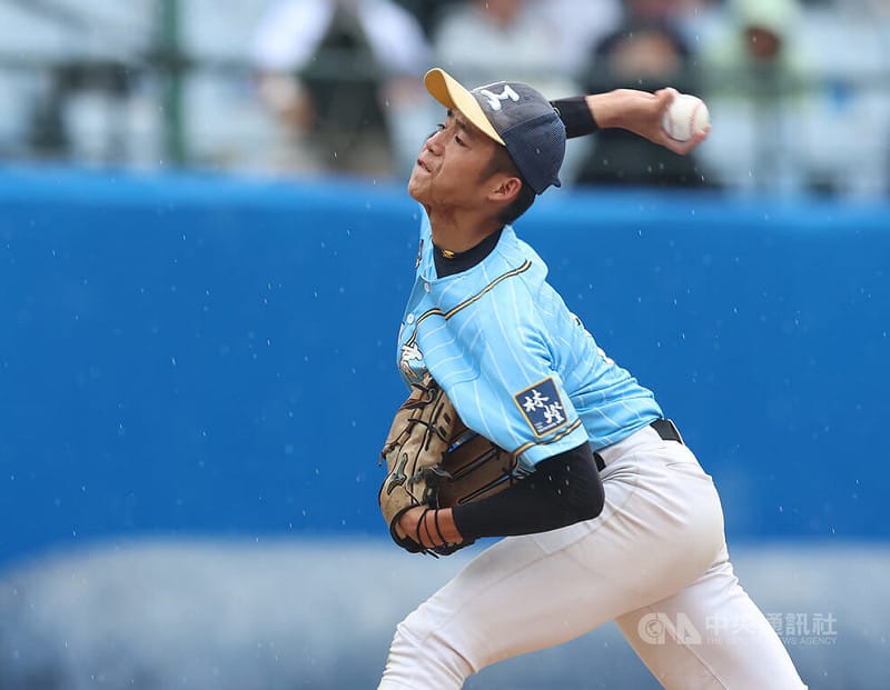 2025第13屆黑豹旗全國高中棒球大賽30日在新莊棒球場落幕，羅東高工郭靖源（圖）拿下投手獎。中央社記者張新偉攝　114年11月30日   