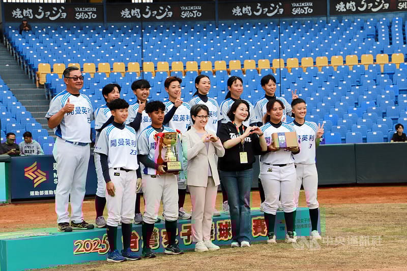 2025台灣女子棒球聯賽30日在台中洲際棒球場圓滿落幕，冠軍由開曼英利女子棒球隊獲得，副總統蕭美琴（前左3）、台灣女子棒球運動推廣協會榮譽理事長吳思瑤（前右3）頒獎。中央社記者蘇木春攝　114年11月30日   