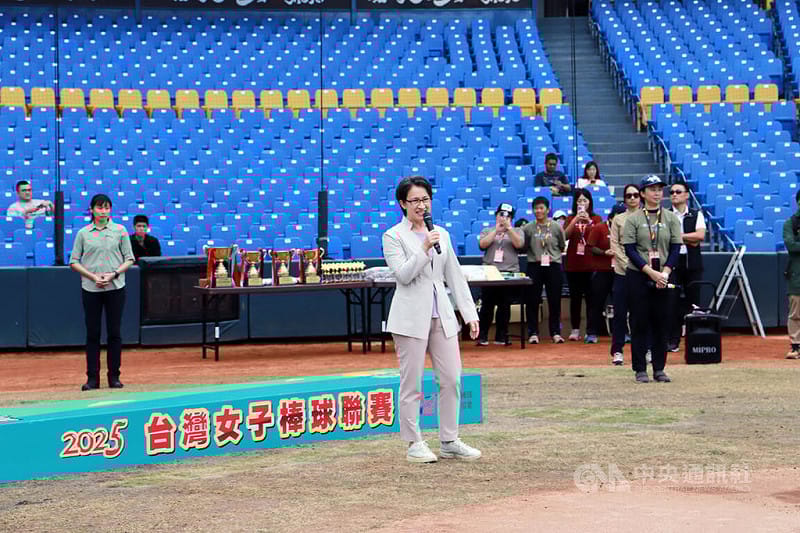 2025台灣女子棒球聯賽30日在台中洲際棒球場舉辦閉幕與頒獎典禮，副總統蕭美琴（前）致詞表示，熱愛棒球不分性別，熱情也不該被框架，有夢想的人更值得被擁抱。中央社記者蘇木春攝　114年11月30日   