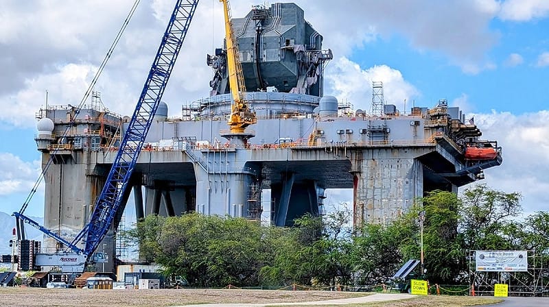 美國海軍因維修需要移除海基X波段雷達（SBX-1）的標誌性白色巨型穹頂，暴露其龐大相控陣天線，宛如《星際大戰》中的帝國超級武器。   圖：翻攝「X」@RobertHapp
