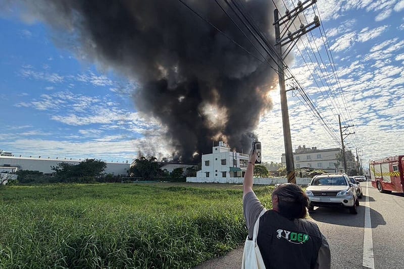 桃園市蘆竹區一處地下工廠30日上午傳出火警，現場非法堆置的大量電纜、塑膠及廢金屬燃燒後產生濃密黑煙，環保局派員到場監控空氣品質與環境污染狀況。（桃園市政府環保局提供）中央社記者吳睿騏桃園傳真　114年11月30日   