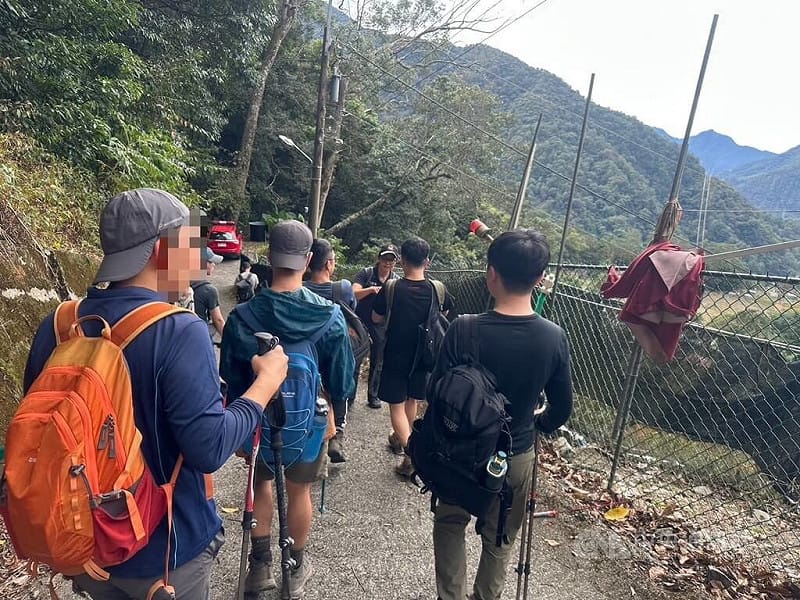 一行8名山友30日前往台中市和平區馬崙新山線步道登山，6人遭虎頭蜂群螫傷，消防局派員到場，將其中5人送醫，另有1名傷患自行就醫。（翻攝照片）中央社記者蘇木春傳真　114年11月30日   
