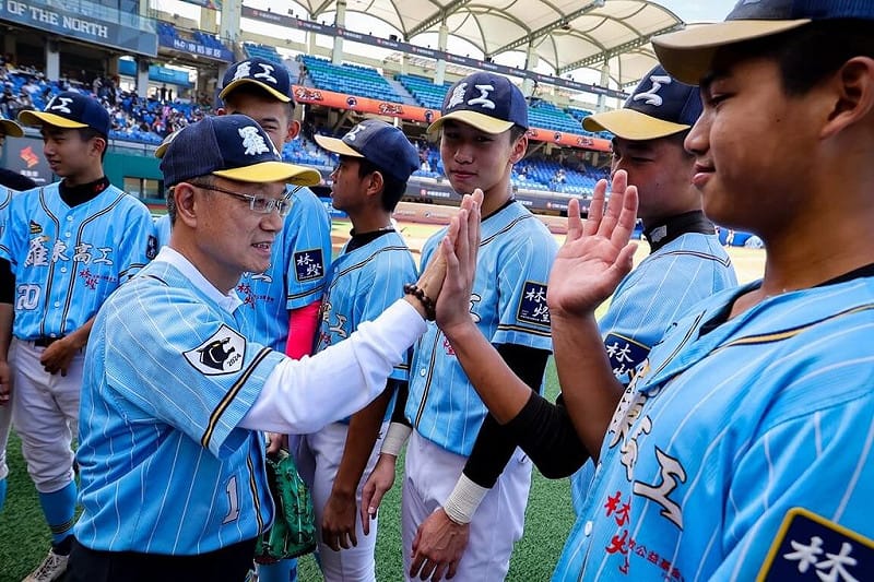 2025第13屆黑豹旗全國高中棒球大賽30日在新莊棒球場進行冠軍戰，宜蘭縣代理縣長林茂盛（前左）到現場為羅東高工球員加油打氣。（宜蘭縣政府提供）中央社記者王朝鈺傳真 114年11月30日   