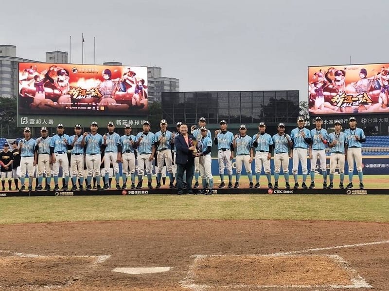 2025第13屆黑豹旗全國高中棒球大賽羅東高工30日獲得亞軍，創下隊史在黑豹旗最佳成績，中華民國棒球協會副理事長趙士強（前左）頒發獎盃給羅工球員。（林燈文教公益基金會提供）中央社記者王朝鈺傳真　114年11月30日   