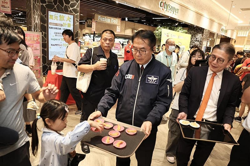 臺南市政府攜手遠東百貨在竹北遠百舉辦「臺南秋冬水果鮮果嘉年華」記者會，以洋香瓜、芭樂、火龍果、柑橘等當季鮮果為主角，琳瑯滿目的新鮮水果吸引眾多民眾目光，場面熱鬧。   圖：台南市政府提供