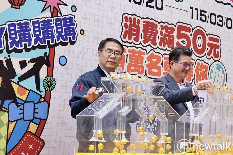 臺南購物節今日辦理首場「好禮月月抽」抽獎活動，台南市長黃偉哲宣布為回饋市民熱情支持，自12月起推出「週週抽」加碼活動，將於每週二抽出智慧電車及現金獎等價值超過10萬元的多項好禮，鼓勵民眾持續消費並登錄，增加中獎機會。   圖：台南市政府提供