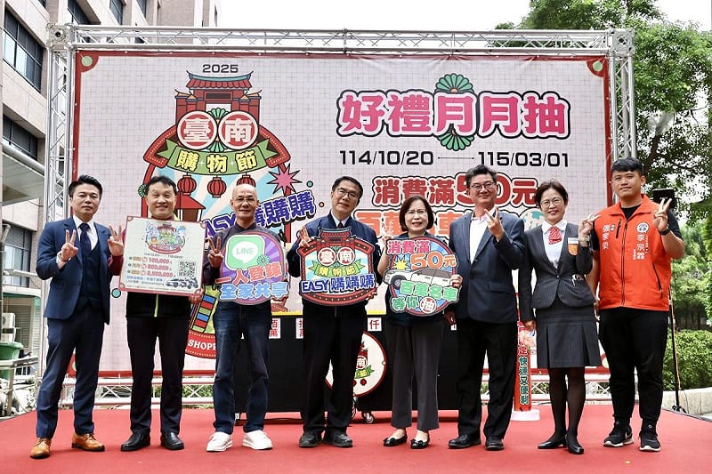 臺南購物節今日辦理首場「好禮月月抽」抽獎活動，台南市長黃偉哲宣布為回饋市民熱情支持，自12月起推出「週週抽」加碼活動，將於每週二抽出智慧電車及現金獎等價值超過10萬元的多項好禮，鼓勵民眾持續消費並登錄，增加中獎機會。   圖：台南市政府提供
