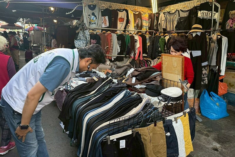 林哲弘(左)勤走基層拜訪選民。   圖：林哲弘服務處/提供