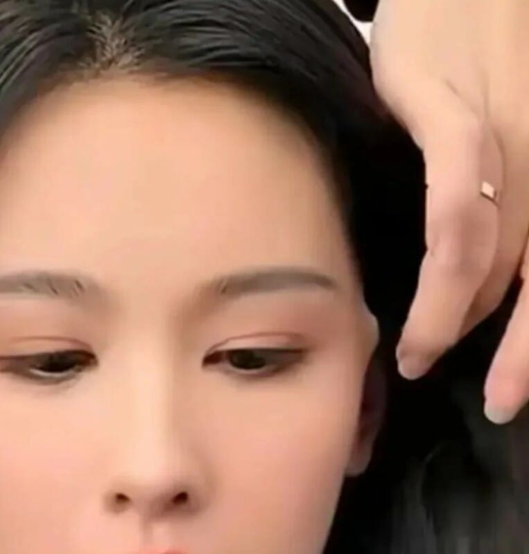 一個月就網路上就流出一段陳都靈直播的詭異影片，影片中的陳都靈被不少粉絲指認與真實的陳都靈長相有落差，而且疑似有人皮面具的痕跡。   圖：翻攝自網路