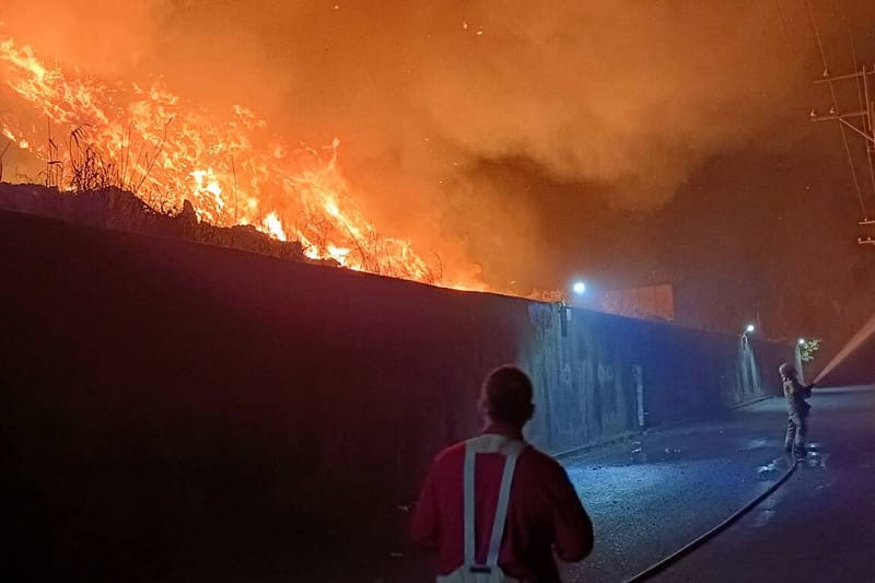 台南市安南區城西焚化爐附近的第三掩埋場30日晚間起火燃燒，消防局動員灌救，並通知環保局研擬是否發布空污警報。（讀者提供）中央社記者楊思瑞台南傳真　114年11月30日   