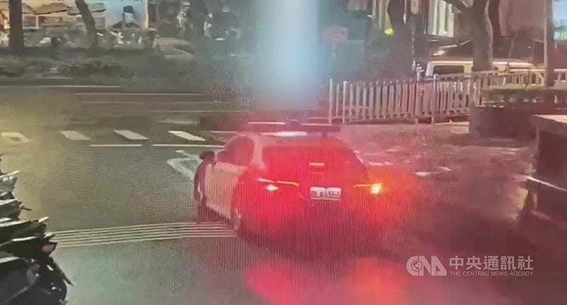 有夜店大亨之稱的夏天倫30日晚間在台北市松山區某處停車場遭數人持利器和辣椒水攻擊，警消獲報到場協助送醫治療，已帶回一名男性犯嫌，正持續釐清案情及追查其餘共犯。（翻攝照片）中央社記者黃麗芸傳真　114年11月30日   