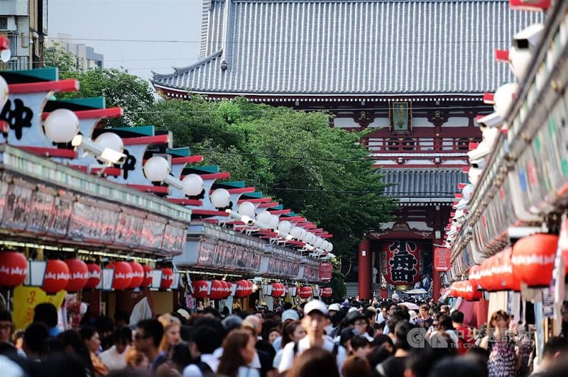 圖為遊客如織的東京淺草寺一帶。   圖: 中央社提供(檔案照片)