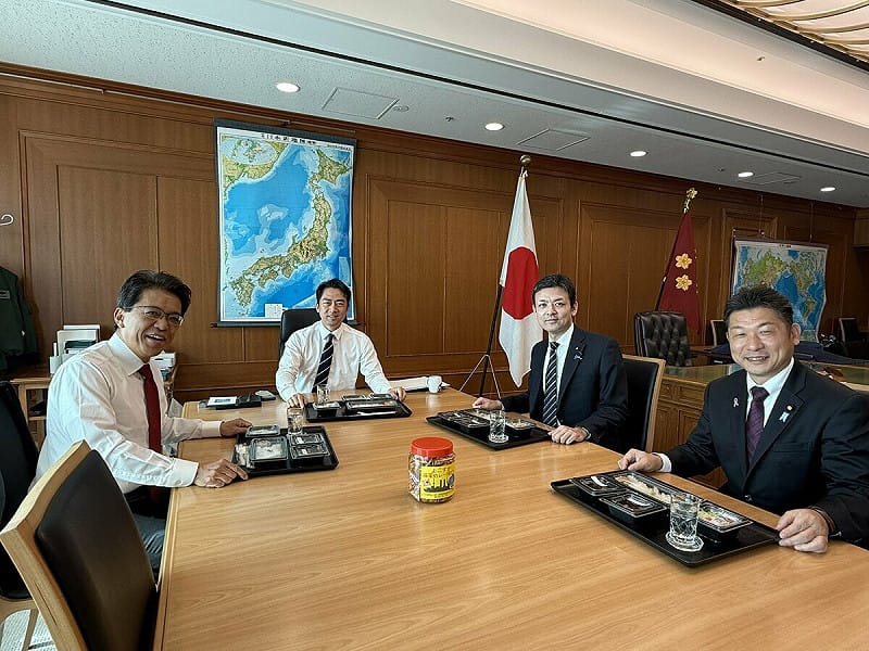 日本防衛大臣小泉進次郎（中）將與紐西蘭國防部長簽協議。   圖：翻攝自小泉進次郎的X