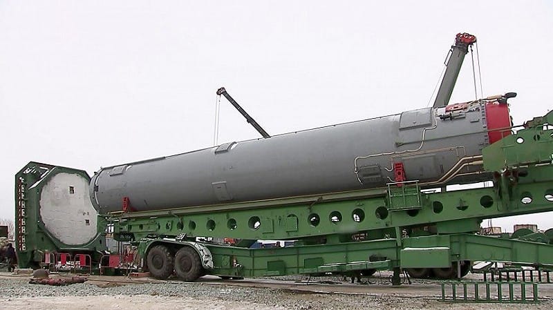 墜毀的俄羅斯飛彈據推測為搭載「前鋒」（Avangard）高超音速彈頭的 UR-100N 型號。   圖：翻攝自 X @bayraktar_1love