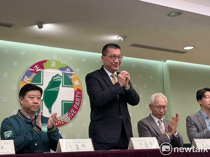 徐國勇（左二）說，賴清德民調3週前就黃金交叉。   圖：高逸帆／攝