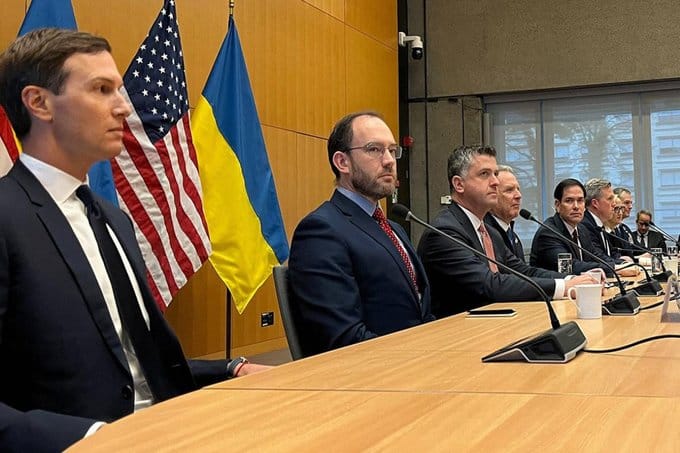 美國總統川普的親信圈正與烏克蘭高層展開另外一條外交溝通管道。包含盧比歐、前官員約翰·維特科夫以及川普女婿賈里德·庫許納(Jared Kushner)於本週日在佛羅里達州與烏克蘭代表團會面。 圖:翻攝自X帳號@nexta_tv 美國總統川普的親信圈正與烏克蘭高層展開另外一條外交溝通管道。包含盧比歐、前官員約翰·維特科夫以及川普女婿賈里德·庫許納(Jared Kushner)於本週日在佛羅里達州與烏克蘭代表團會面。 圖:翻攝自X帳號@nexta_tv