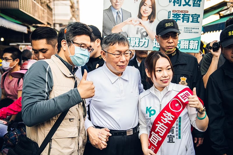 李有宜（右）宣布退黨，黃國昌回應，要求學就好好去求學，一切祝福。周軒直言，謝立功還在談民眾黨的溫度去哪了，實在是天真了，柯文哲（中）都不在主席位置了，民眾黨早就是絕對零度了。   圖：取自李有宜臉書（資料照）