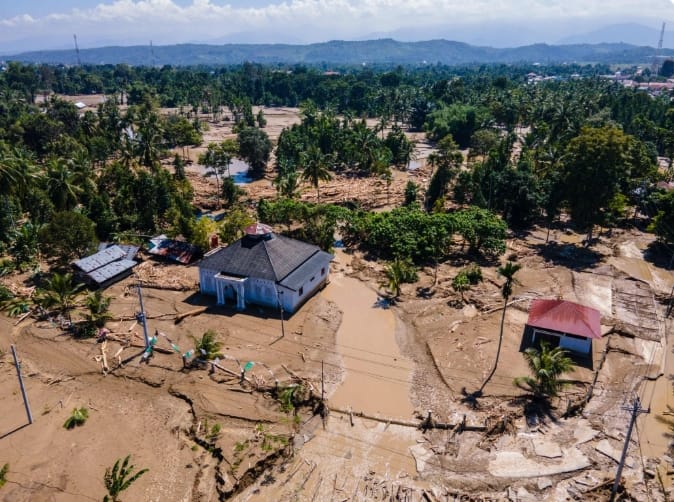 印尼公佈蘇門答臘島 3 個省份最新洪水和山體滑坡災害遇難人數：北蘇門答臘省 217 人，西蘇門答臘省 129 人，亞齊省 96 人，三省合計 442 人遇難，還有 402 人失蹤。   圖 : 翻攝自央視新聞