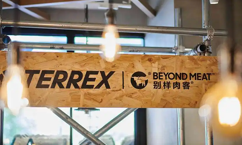 曾獲比爾·蓋茲投資、美國「人造肉第一股」別樣肉客（Beyond Meat）在中國市場的高調擴張，如今正悄然收縮。   圖:翻攝自她時尚