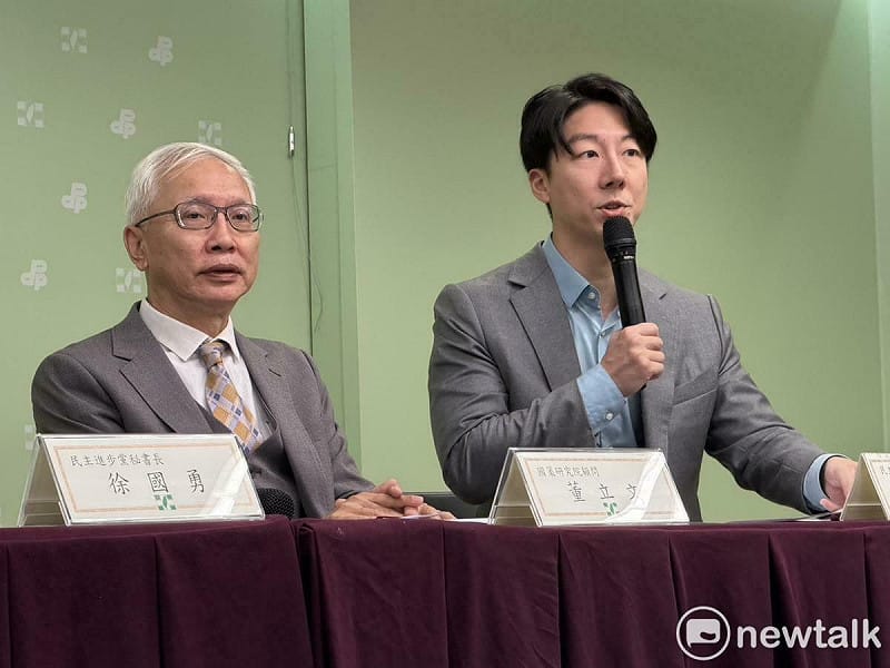 民進黨發言人吳崢(右)、國策研究院顧問董立文(左)。 圖:高逸帆/攝 民進黨發言人吳崢(右)、國策研究院顧問董立文(左)。 圖:高逸帆/攝