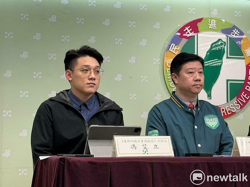 民進黨中國部主任吳峻鋕（右）、《爸媽叫我不要談政治》共同主持人馮艾立（左）。   圖：高逸帆／攝