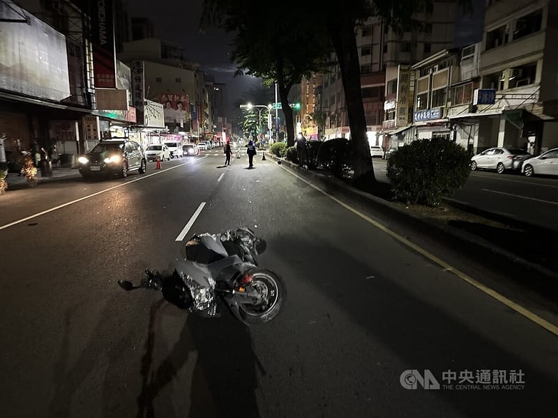 高姓少年1日清晨無照騎乘機車載著1名少女，行經台中市南區1處路口，因不明原因自撞分隔島，2人皆有多處傷勢，但少年送醫搶救後仍傷重不治、少女仍在治療，警方獲報到場處理。（翻攝照片）中央社記者蘇木春傳真　114年12月1日   