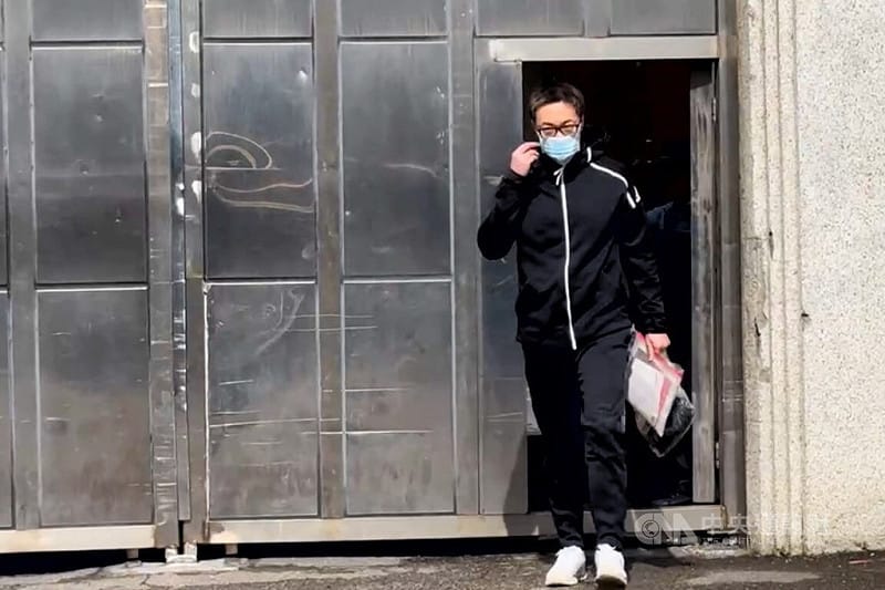 名嘴朱學恒強吻國民黨台北市議員鍾沛君，判刑11月定讞後，1月24日主動提前報到入獄服刑，因表現良好獲得縮刑1日出獄，朱學恒直到中午近11時30分才步出北監，身形較以往瘦。中央社記者吳睿騏桃園攝　114年12月1日   