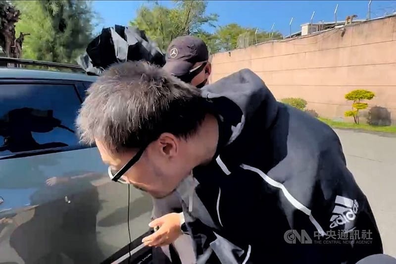 名嘴朱學恒（前）強吻國民黨台北市議員鍾沛君，判刑11月定讞後，1月24日主動提前報到入獄服刑，因表現良好獲得縮刑1日出獄，朱學恒直到近中午才步出北監，僅對媒體表示「麻煩各位費心了，謝謝」，隨後鞠躬搭車離去。中央社記者吳睿騏桃園攝　114年12月1日   