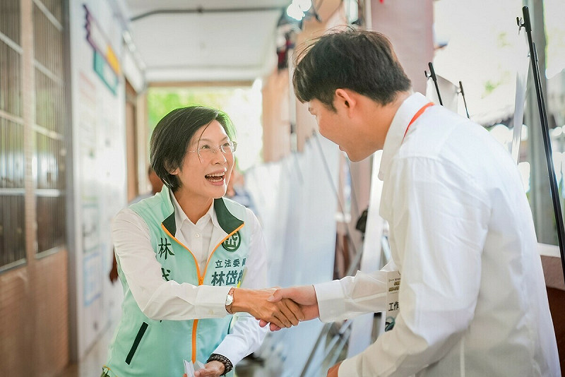 林岱樺(左)提出半導體供應鏈國產化策略，幫助傳統產業開拓新市場。   圖：林岱樺辦公室/提供