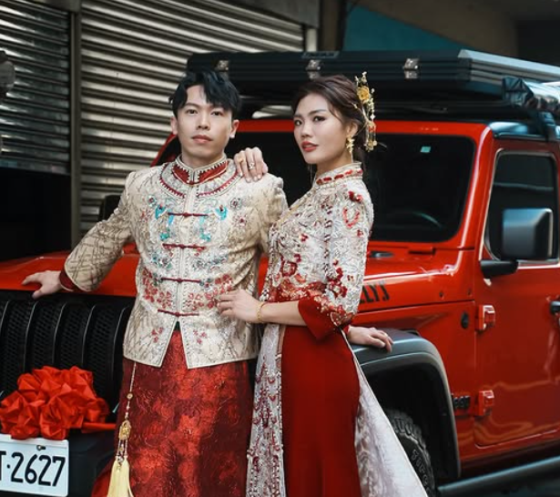 小象跟老謝今(1)日正式登記結婚。   圖：翻攝自小象愛出門IG