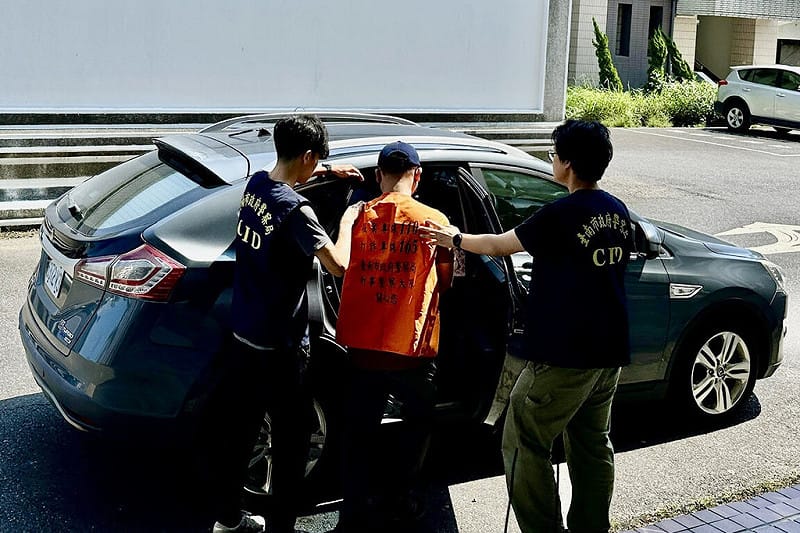 遭通緝超過12年的吳姓男子（中）假冒他人名義，於高雄市租屋藏匿並作為毒品加工及出貨據點，遭台南市刑警大隊循線逮捕移送台南地檢署偵辦。（讀者提供）中央社記者楊思瑞台南傳真　114年12月1日   